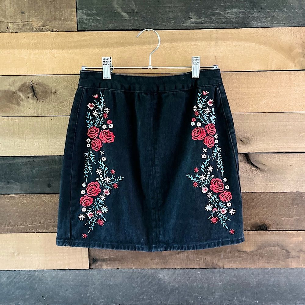 Tamnoon Women’s Modern Black Denim Floral Embroidered Mini Skirt